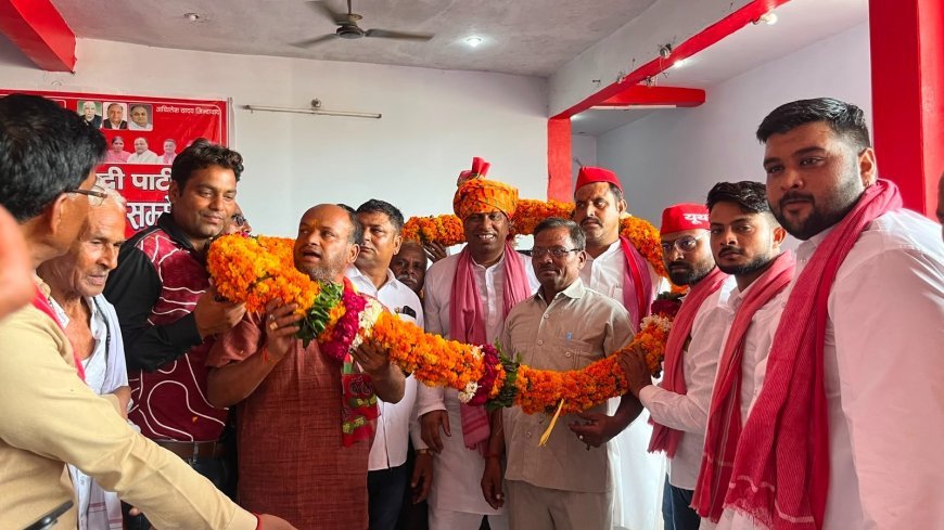 हाथरस में भाजपा छोड़ दर्जनों नेता सपा में शामिल, बूथ कार्यकर्ता सम्मेलन में पार्टी संगठन की मजबूती पर जोर