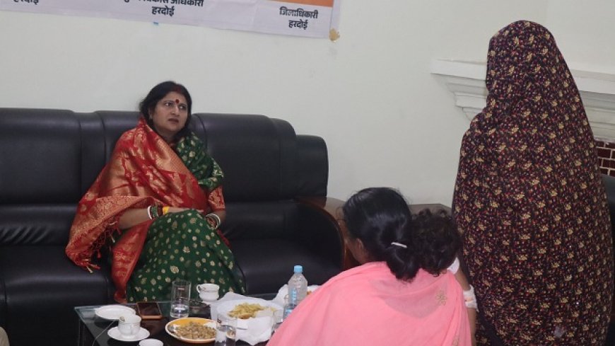 Hardoi: महिला जनसुनवाई में राज्य महिला आयोग सदस्य ने सुनीं 28 शिकायतें, अधिकारियों को दिए समयबद्ध निस्तारण के निर्देश