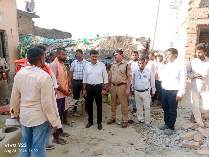 बलिया के बाढ़ प्रभावित गांवों में पहुंचे डीएम, पीड़ितों को जमीन का पट्टा और मुआवजा देने के निर्देश, राहत कार्य तेज