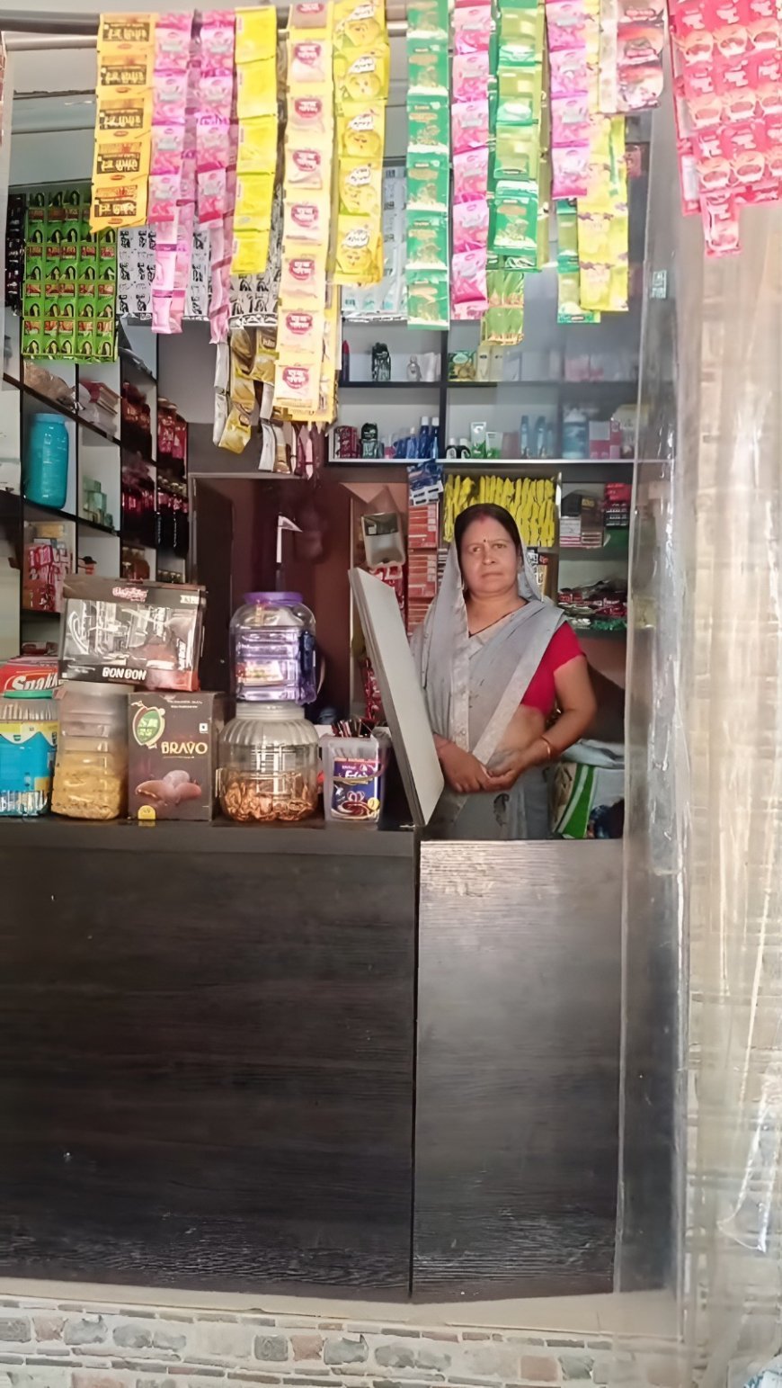 गोरखपुर की उषा देवी बनीं आत्मनिर्भरता की मिसाल: एनआरएलएम से लोन लेकर शुरू की दुकान, 130 महिलाओं को दिया रोजगार का रास्ता