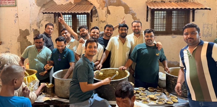 Hathras Gopeshwar Mahadev: सावन में गोपेश्वर महादेव का भांग से भव्य श्रृंगार, अग्रवाल युवा मंडल ने बांटा प्रसाद