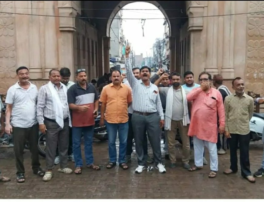Hathras News: यूजीसी कानून के विरोध में सवर्ण समाज का हल्लाबोल, राष्ट्रपति के नाम सौंपा ज्ञापन