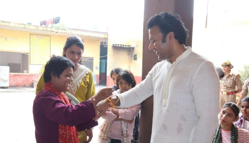 Saharanpur News: रक्षाबंधन पर बालिका गृह पहुंचे डीएम अरविंद कुमार चौहान, छात्राओं से बंधवाया रक्षासूत्र और बांटे उपहार
