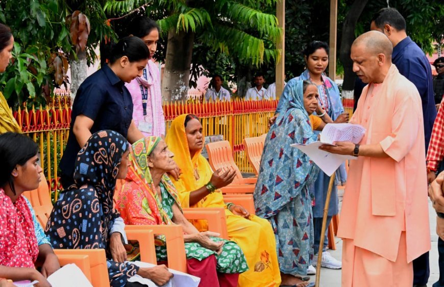 Gorakhpur: सबकी समस्या का समाधान सरकार की प्रतिबद्धता, जनता दर्शन में मुख्यमंत्री ने सुनीं 200 लोगों की फरियादें