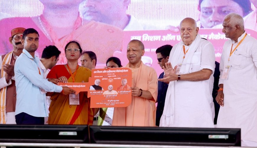 Deoria: मुख्यमंत्री ने योजनाओं के लाभार्थियों को दिया चेक, चाबी, प्रमाणपत्र व सहायता राशि
