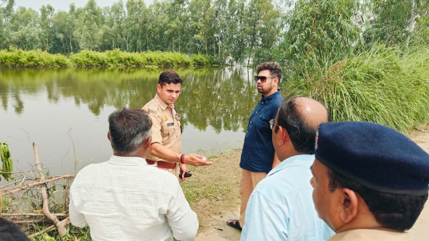 Hardoi: बाढ़ प्रभावित गांवों में पहुंचे डीएम अनुनय झा व एसपी अशोक कुमार मीणा, राहत-बचाव कार्यों का लिया जायजा