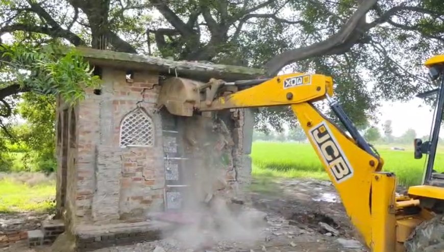 Sambhal: सम्भल में PAC की जमीन से हटाया गया कब्जा, अवैध मजार पर चला प्रशासन का बुलडोजर