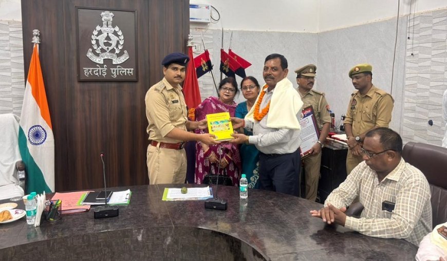 Hardoi News Today: सेवानिवृत्त पुलिसकर्मियों को हरपालपुर क्षेत्राधिकारी ने किया सम्मानित, शॉल व गीता भेंट कर दी विदाई