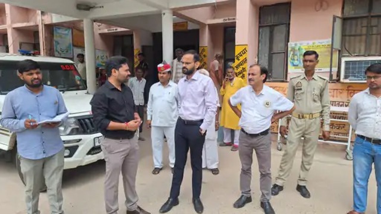 Hathras News Today: सीएचसी का एसडीएम ने किया औचक निरीक्षण, व्यवस्थाओं का लिया जायजा