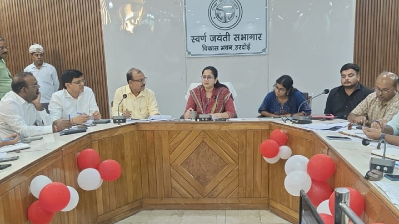 Hardoi News Today: विकास योजनाओं में लापरवाही पर सीडीओ सख्त, तीन बीडीओ को नोटिस के निर्देश