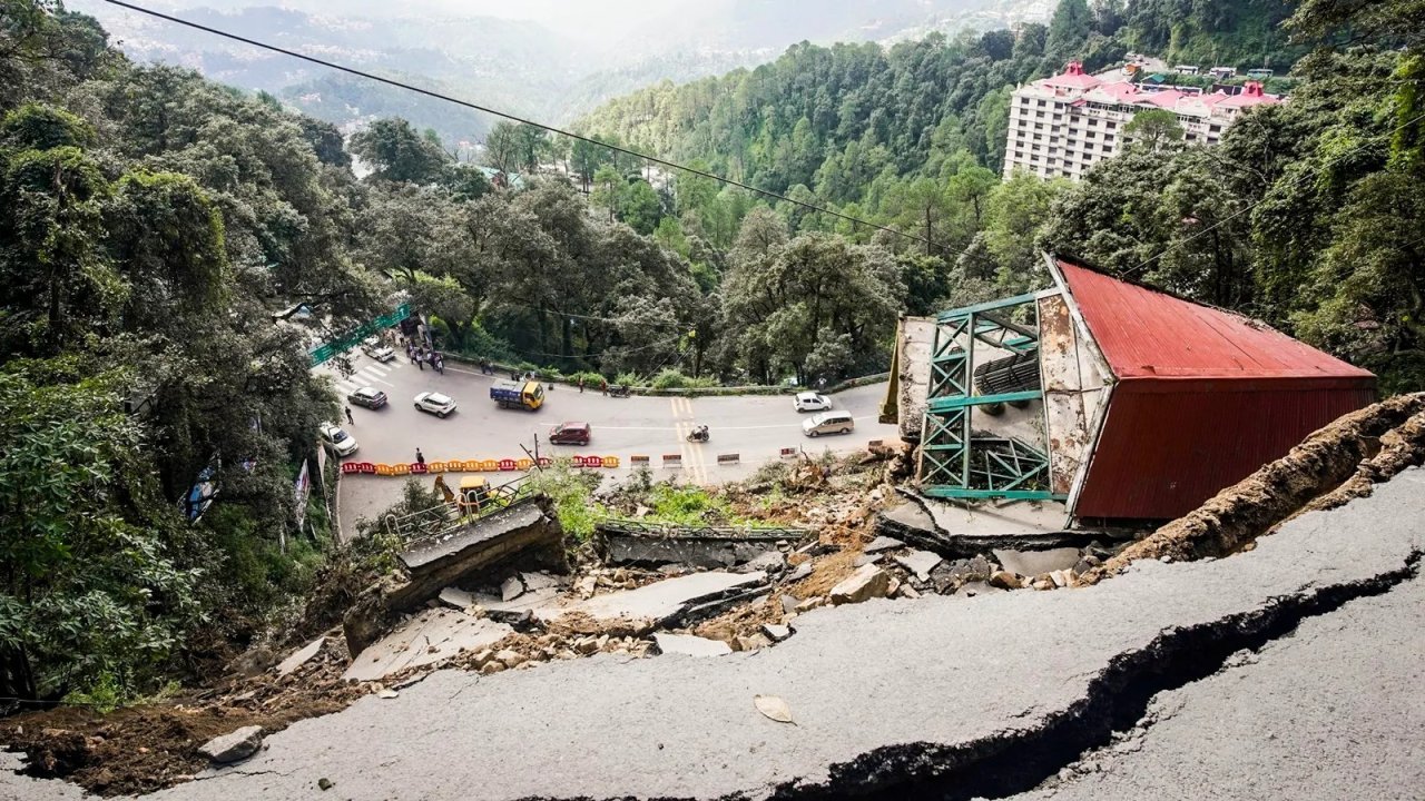 Himachal Rain Damage: हिमाचल प्रदेश में मानसून का कहर, 95 सड़कें बंद और ₹1235 करोड़ का नुकसान, 3 जिलों में भारी बारिश की चेतावनी