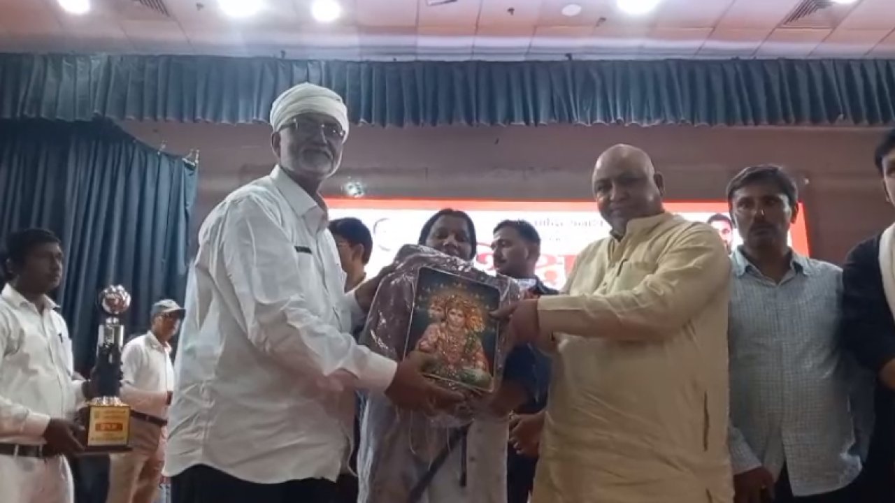 Teacher Day 2026: बलिया में शिक्षक दिवस पर भव्य सम्मान समारोह, 50 उत्कृष्ट शिक्षकों को प्रशस्ति पत्र व शॉल से किया सम्मानित