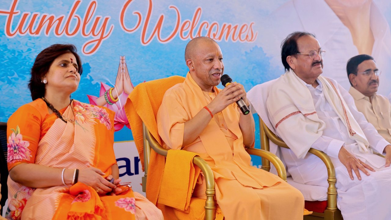 Indian Culture: वेंकटचलम में गूंजा ‘जय श्रीराम’, स्वर्ण भारत ट्रस्ट के 25वें स्थापना दिवस समारोह में शामिल हुए सीएम योगी