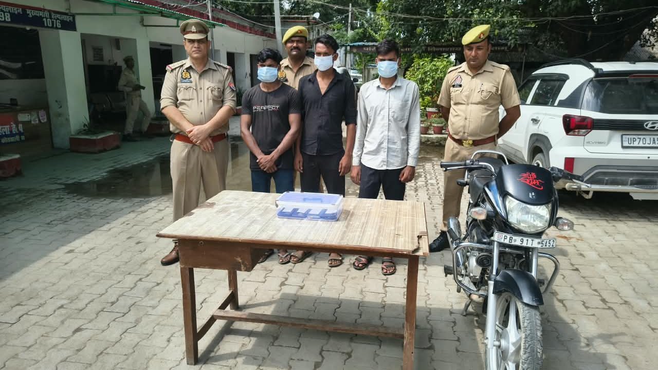 हरदोई में राहगीरों से मोबाइल छीनने वाले गिरोह का भंडाफोड़, तीन शातिर गिरफ्तार, पांच फोन बरामद