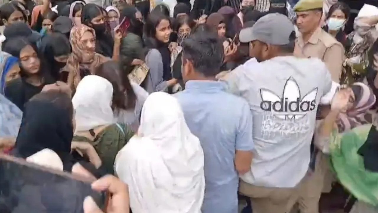 AMU Women's College Protest: अब्दुल्ला हॉल में खराब खाने पर भड़कीं छात्राएं, सड़क पर प्रदर्शन के दौरान प्रॉक्टोरियल टीम से धक्का-मुक्की