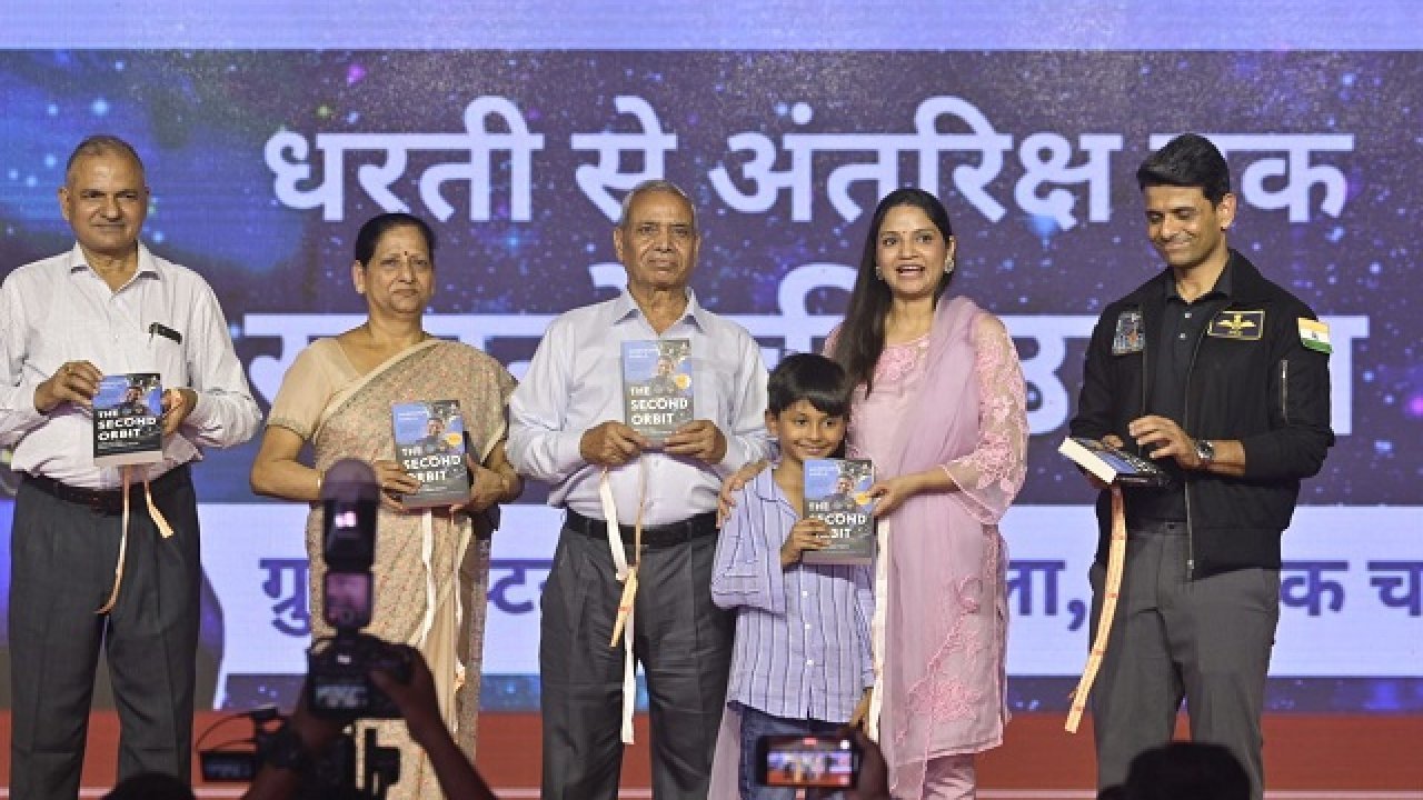 Shubhanshu Shukla Space Journey: गोमती पुस्तक महोत्सव में गूंजी अंतरिक्ष की उड़ान की कहानी, ग्रुप कैप्टन शुभांशु शुक्ला की ‘द सेकेंड ऑर्बिट’ का लोकार्पण