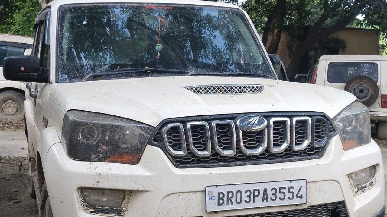 Bihar Liquor Smuggling: स्कॉर्पियो की छत और फर्श में बना रखा था सीक्रेट केबिन, 120 लीटर अवैध शराब के साथ दो तस्कर गिरफ्तार