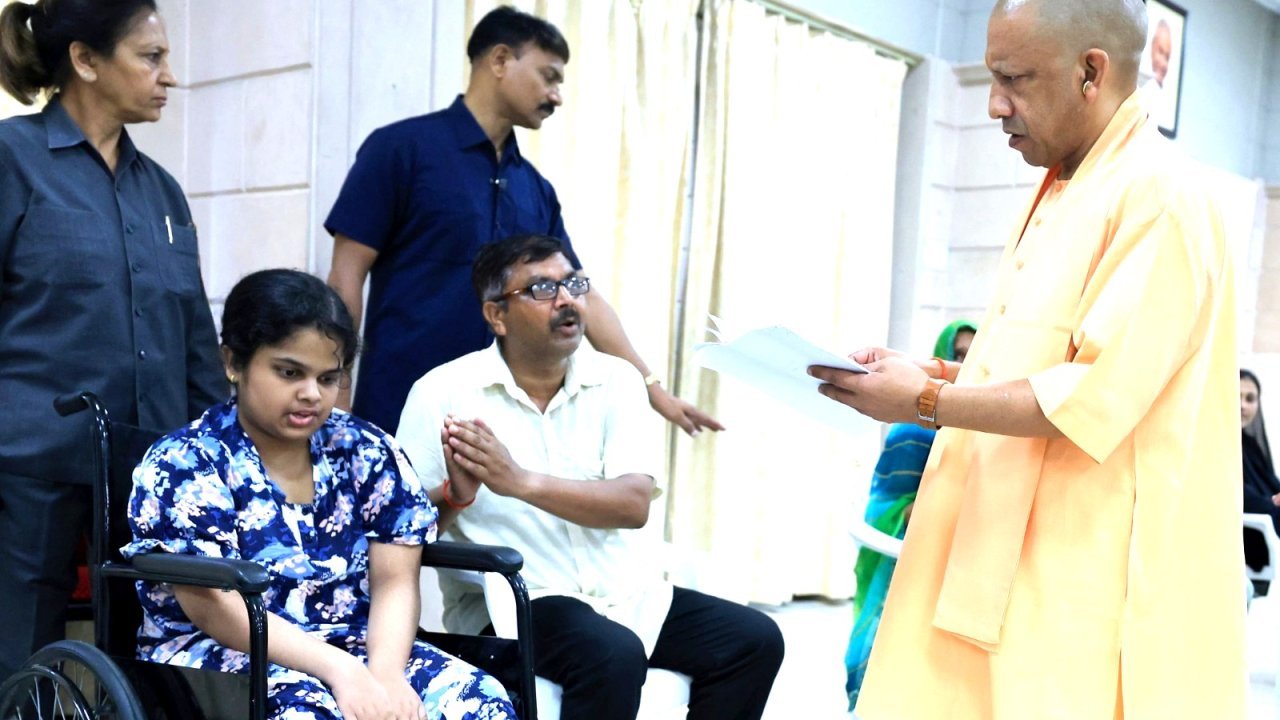 UP Divyang Vivah Yojana: दिव्यांग दंपत्तियों को संबल दे रही योगी सरकार, 15 हजार से 35 हजार रुपये तक मिलती है सहायता