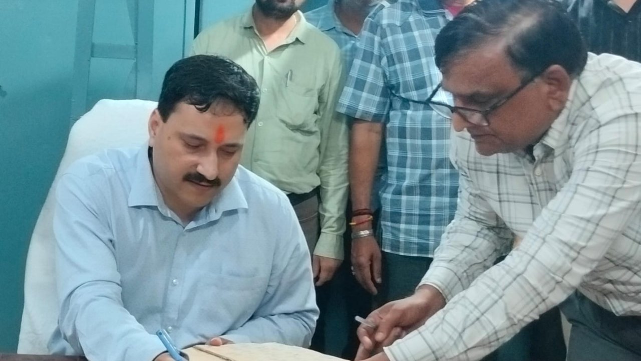 आईएएस राहुल पांडे बने हरदोई के नए डीएम, कलेक्ट्रेट कोषागार में संभाला पदभार