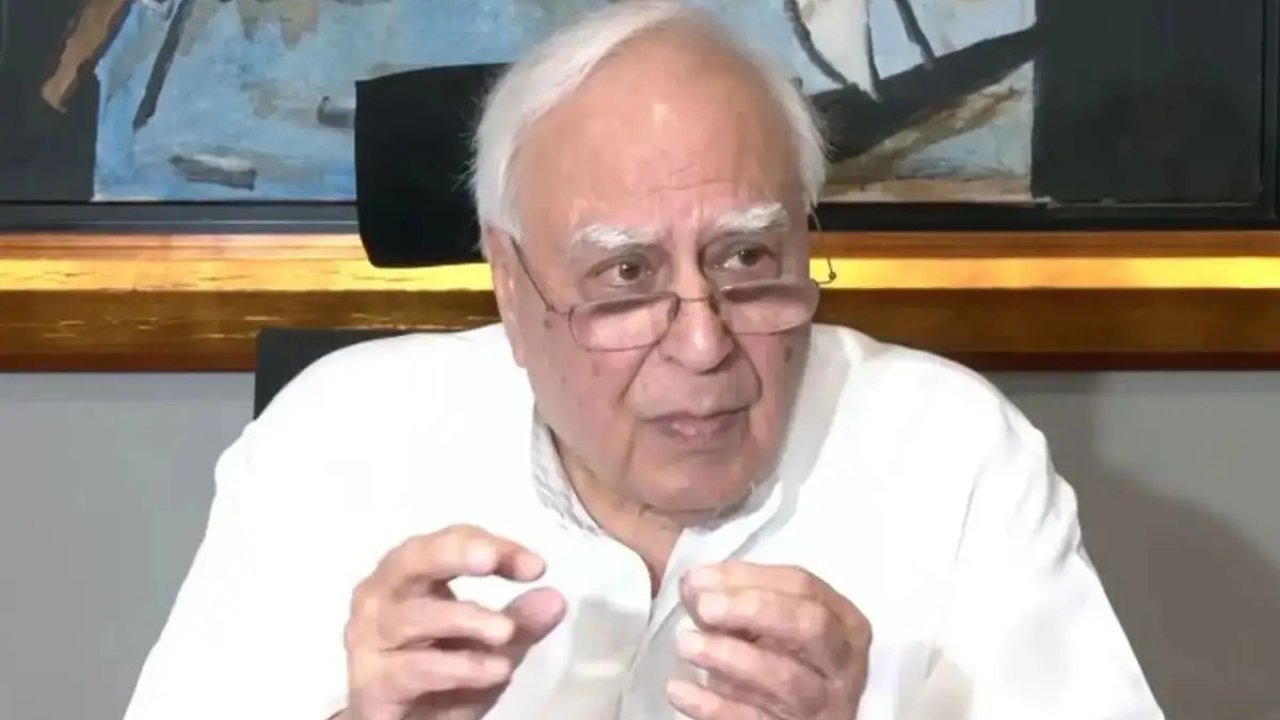 EC Appointment Dispute: चुनाव आयुक्त ज्ञानेश कुमार को तुरंत निलंबित किया जाए—कपिल सिब्बल ने उठाई मांग, निष्पक्षता पर सवाल