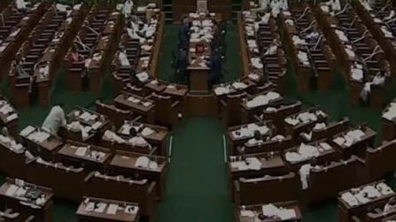 Karnataka Politics: कर्नाटक विधानसभा में आपस में भिड़े सत्ताधारी कांग्रेस के दो विधायक, महिला विधायक ने दी खुली चेतावनी