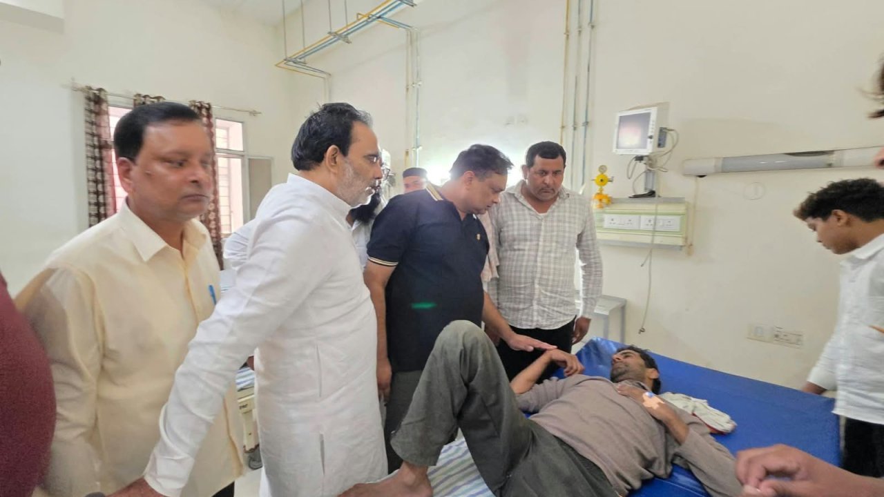 Road Accident Saharanpur: सहारनपुर में दर्दनाक सड़क हादसा- ओवरटेक के दौरान पलटी ओवरलोड ट्रैक्टर-ट्रॉली, दो की मौत