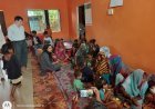 हरदोई में बाढ़ पीड़ितों के बीच जमीन पर बैठकर एसडीएम ने खाया खाना, परखीं शिविर की व्यवस्थाएं