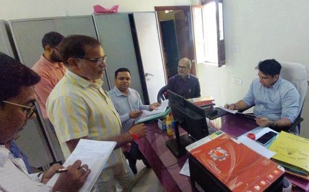 Hathras News Today: सिंचाई खंड कार्यालय का डीएम ने किया निरीक्षण, अभिलेख व्यवस्थित रखने के निर्देश