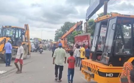 Sitapur News Today: बरसात के बीच काशीराम कॉलोनी में चला बुलडोजर, सड़क किनारे दुकानदारों पर हुई कार्रवाई