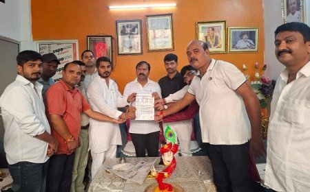 Hardoi News: सेवानिवृत्ति के बाद भी कैशलेस चिकित्सा सुविधा की मांग, शिक्षकों ने मुख्यमंत्री के नाम जनप्रतिनिधियों को सौंपा ज्ञापन