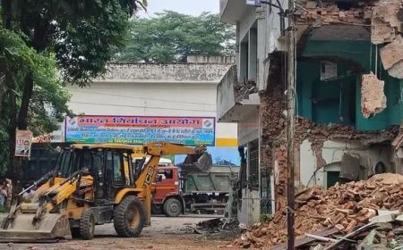 Saharanpur Collectorate Mosque Demolition: सहारनपुर कलेक्ट्रेट में बनी मस्जिद पर चला बुलडोजर, जिला अदालत का आया आदेश