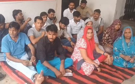 Sambhal News: 6 हजार मानदेय पर जिला अस्पताल कर्मियों का फूटा गुस्सा, धरना देकर दी काम बंद करने की चेतावनी