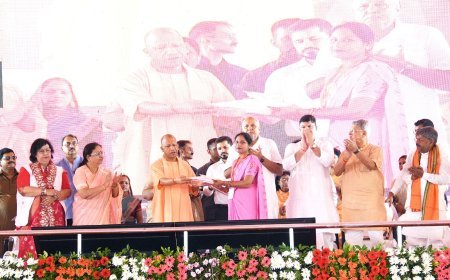 अयोध्या में सीएम योगी ने बांटे नियुक्ति पत्र और बढ़े हुए मानदेय के चेक, आंगनबाड़ी कार्यकर्ताओं का किया सम्मान