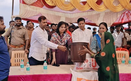 हरदोई के सवायजपुर में बाढ़ प्रभावितों को राहत सामग्री का वितरण, ब्लॉक प्रमुख और अधिकारियों ने जाना हाल