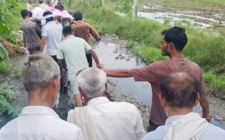 हाथरस के लोहर्रा गांव में श्मशान और कब्रिस्तान मार्ग बदहाल, कीचड़ से होकर गुजरती है अंतिम यात्रा