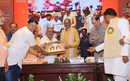 लखनऊ में पटाखा व्यापारियों का प्रांतीय सम्मेलन, उपमुख्यमंत्री ब्रजेश पाठक ने दिया समाधान का भरोसा