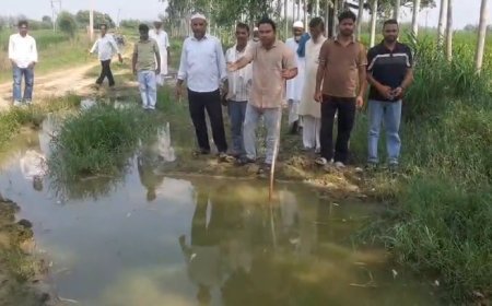सड़क नहीं बनी तो सपा नेताओं की ‘नो एंट्री’! कब्रिस्तान जाने को भी तरस रहे ग्रामीण, विधायक पर फूटा गुस्सा