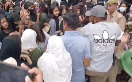 AMU Women's College Protest: अब्दुल्ला हॉल में खराब खाने पर भड़कीं छात्राएं, सड़क पर प्रदर्शन के दौरान प्रॉक्टोरियल टीम से धक्का-मुक्की