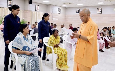 CM Janta Darshan: जनता दर्शन में पीड़ितों से मिले CM योगी, बोले- हर जायज शिकायत का होगा त्वरित समाधान