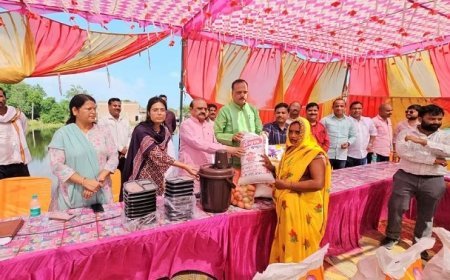Hardoi Flood Relief: बाढ़ पीड़ितों के दर्द पर मरहम: विधायक और सांसद पहुंचे गांव-गांव, बांटी राहत सामग्री व दवाएं