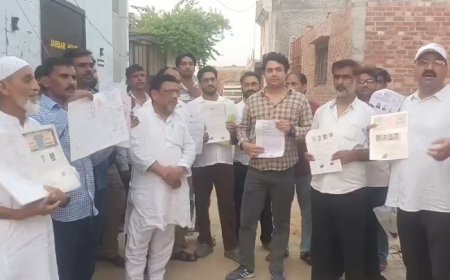 सम्भल में 25 साल पुराना रास्ता रोकने पर हंगामा: 20 परिवारों का निकास संकट में, नक्शे और बैनामे लेकर पहुंचे लोग