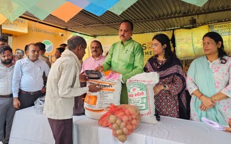 हरदोई में बाढ़ प्रभावित गांवों में पहुंचे सांसद और विधायक, राहत शिविरों में बांटी दवाएं और भोजन सामग्री