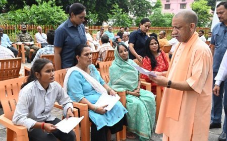 UP News: गोरखपुर में CM योगी का जनता दर्शन: करीब 150 लोगों की सुनी समस्याएं, इलाज के लिए आयुष्मान कार्ड और आर्थिक मदद का भरोसा