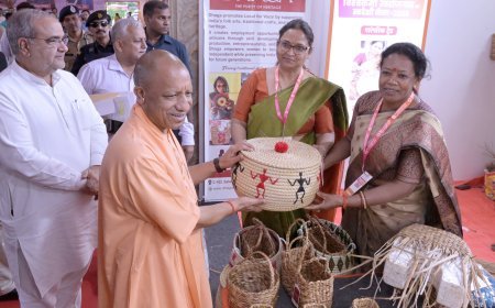 Vishwakarma Shram Samman Yojana: लखनऊ में सीएम योगी ने बांटे टूलकिट और चेक, कामगारों को मिला स्वरोजगार का संबल