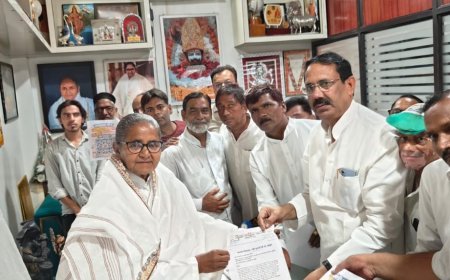 Sambhal News: ₹2,100 का सामान देकर मंत्री गुलाब देवी को सौंपा ज्ञापन, UPI पर MDR के विरोध में कांग्रेस का प्रदर्शन
