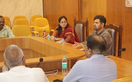 हरदोई में सीएम डैशबोर्ड समीक्षा बैठक में डीएम का कड़ा रुख- आवास विकास अधिकारी का वेतन रोका, दो को नोटिस