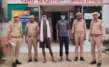 हरदोई में मुर्गी फार्म से चोरी करने वाले दो अभियुक्त गिरफ्तार: बघौली पुलिस ने बरामद किए लोहे के पाइप