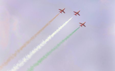 Air Show 2026: गरजा आसमान, थम गईं निगाहें, सूर्यकिरण ने मेरठ में लिखी शौर्य की नई इबारत, नौ लड़ाकू विमानों ने दिखाए हैरतअंगेज हवाई करतब