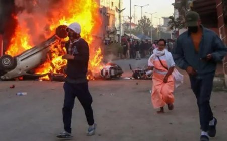 Manipur Violence: मणिपुर में फिर भड़की हिंसा, प्रदर्शनकारियों ने सुरक्षाबलों के वाहनों पर किया पथराव; तनाव बरकरार