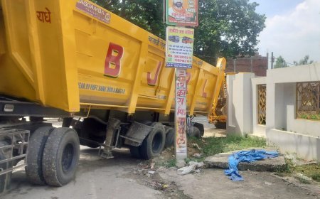 Naimisharanya News: कृष्ण स्पर्श होटल के पास नाले के गड्ढे में धंसा गिट्टी भरा डंपर, टला बड़ा हादसा